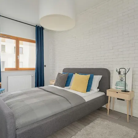 Bright With Balcony And Free Garage By Renters Apartament *