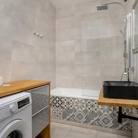 Bright With Balcony And Free Garage By Renters Apartament