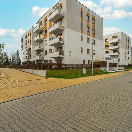 Bright With Balcony And Free Garage By Renters Apartament *